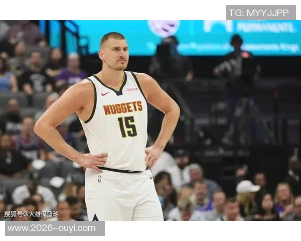 约基奇展现超凡视野与精准手法布劳恩底角三分轻松命中 约基奇展现超凡视野与精准手法布劳恩底角三分轻松命中