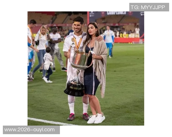 妻子社交媒体分享与库尔图瓦游戏夜照片展现休闲时光的乐趣 妻子社交媒体分享与库尔图瓦游戏夜照片展现休闲时光的乐趣